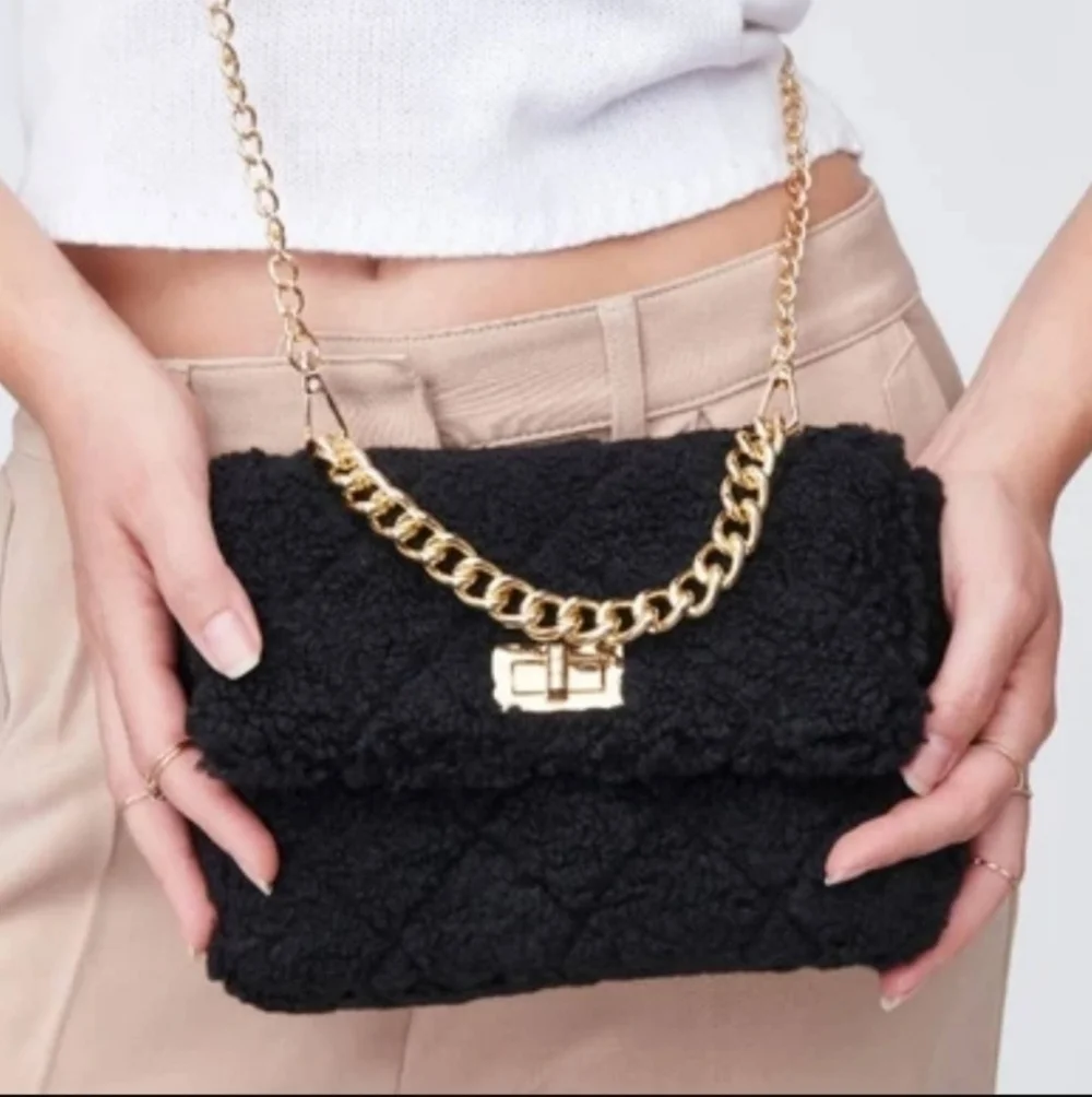 Urban Expressions Corriedale Crossbody in black